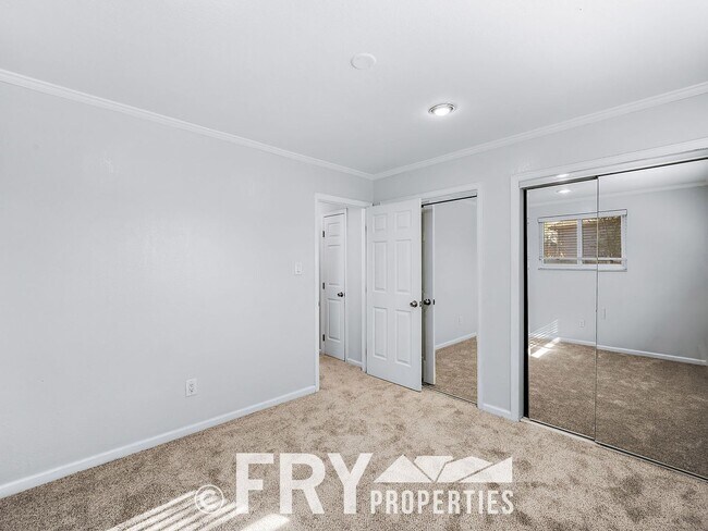 Building Photo - Updated Duplex on Large Lot in Great Location