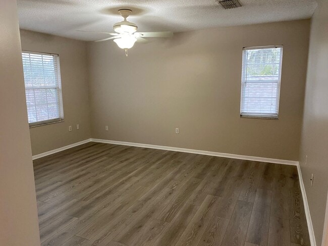 Building Photo - MOVE-IN SPECIAL-WONDERFUL 3/2.5 Home with 1 car garage-UCF Area