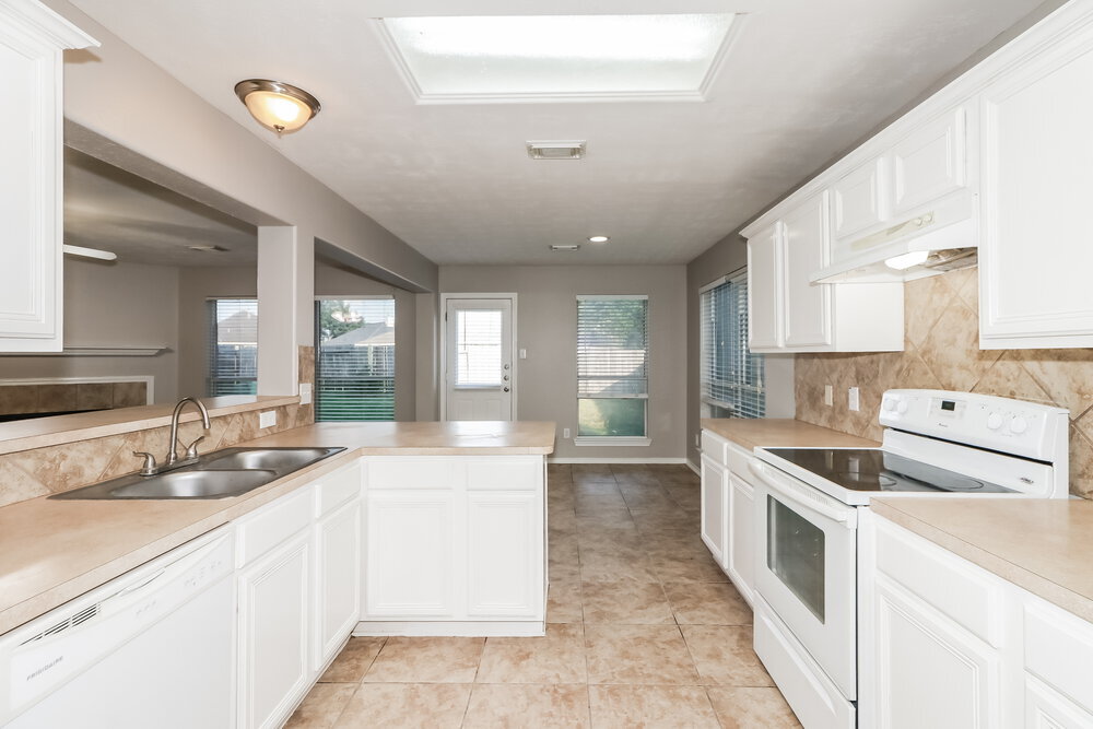 Building Photo - 16707 Great Oaks Glen Dr