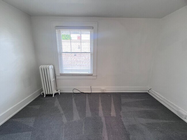 Building Photo - Spacious 2 bedroom Duplex with a bonus room!