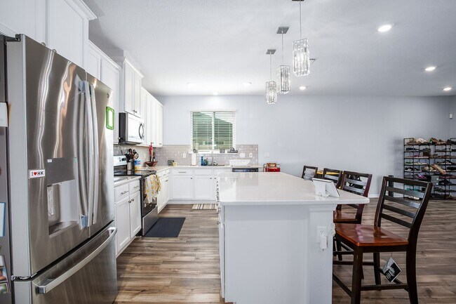Building Photo - Spacious 3BR Home with Flex Space, Large Backyard & Open Floor Plan