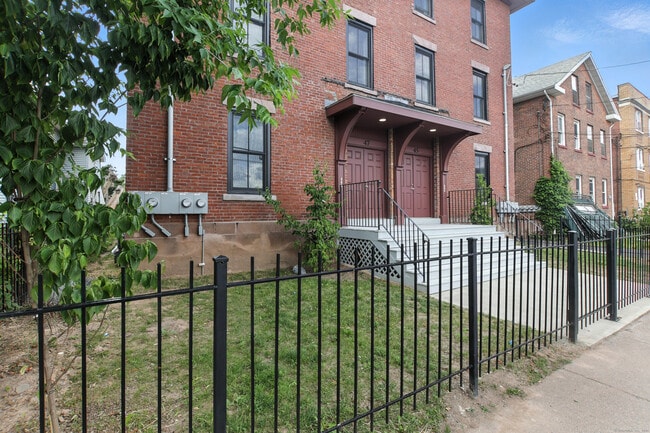 Primary Photo - 45 Squire St
