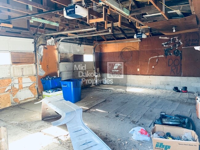 Building Photo - 509 E 1st- 3 bedroom single story house