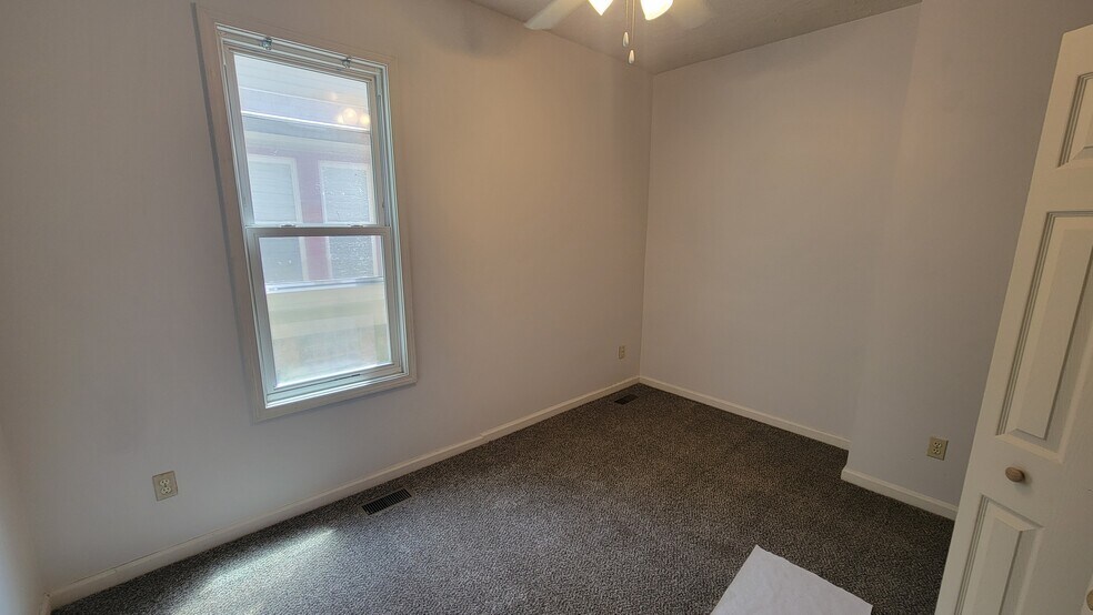 Building Photo - 537 Allyn St