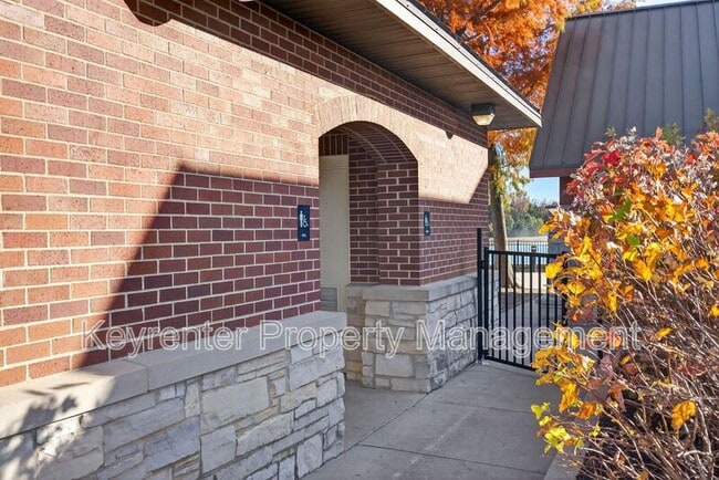 Building Photo - 1111 Ridgeway Dr