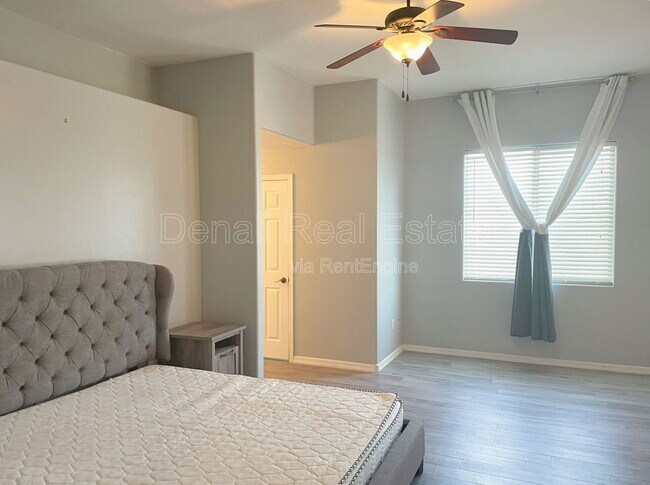 Building Photo - 8069 N Painted Feather Dr