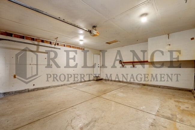 Building Photo - 215 Peachwood Dr