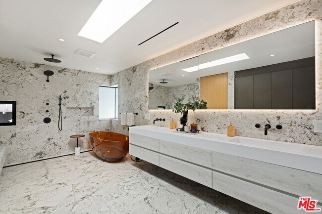 Building Photo - 2501 Banyan Dr