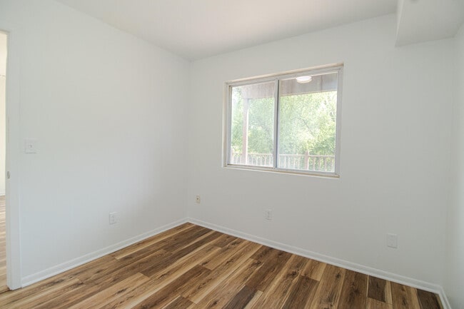Building Photo - 1410 S River Rd