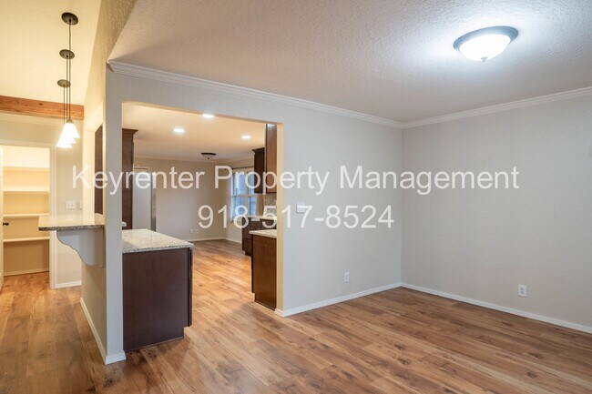 Building Photo - 4 Bed | 3 Bath in Central Tulsa!