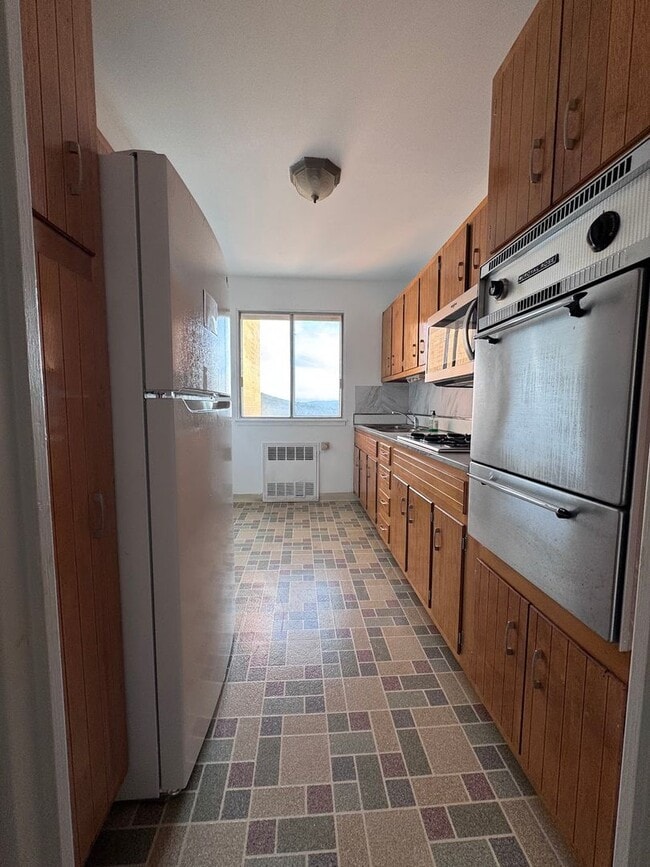 Building Photo - Spacious One Bedroom Apartment- City views!