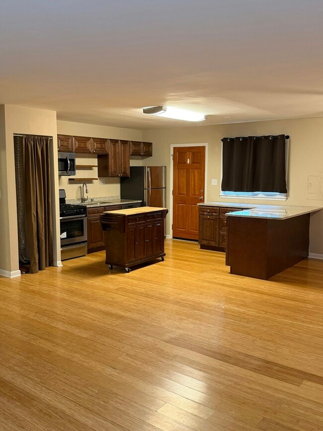 Building Photo - 2403 Meadow Dr