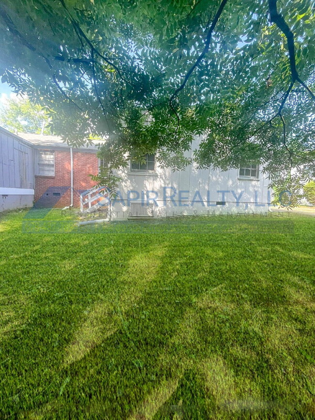 Building Photo - 1724 Lisbon Dr SW