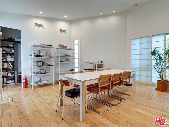 Building Photo - 2100 Abbot Kinney Blvd