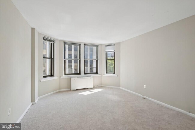 Building Photo - 135 S 19th St