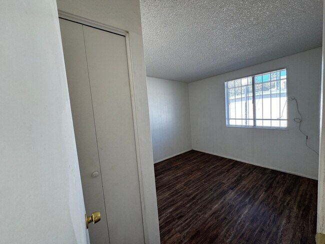 Building Photo - 2Bdm 1 Bath, Washer/Dryer Hookups, Will no last long!