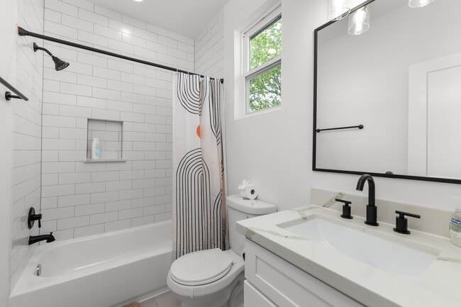 Building Photo - 3030 Live Oak St