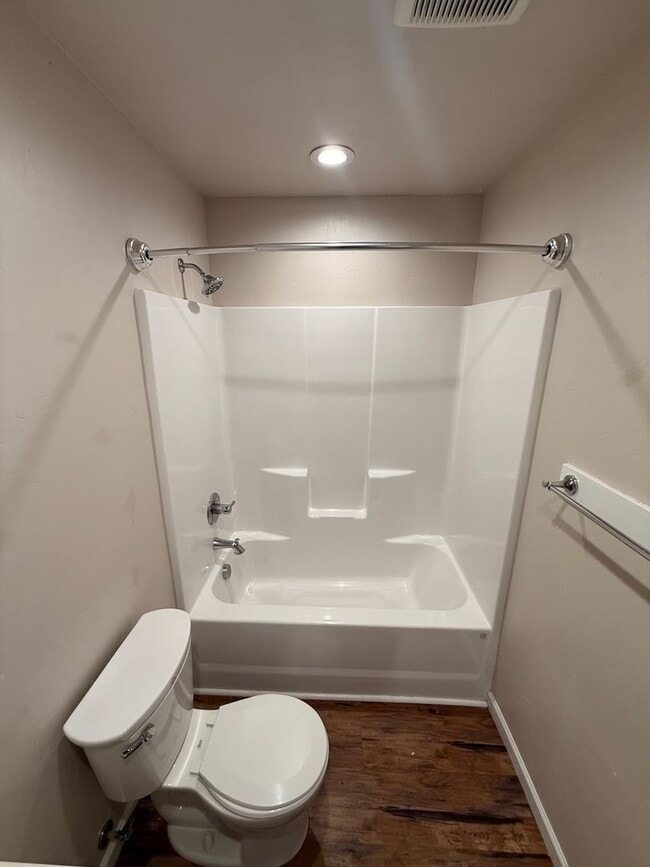 Building Photo - Spacious 3 Bedroom, 2 Bath Home with Garage & Fenced Yard!