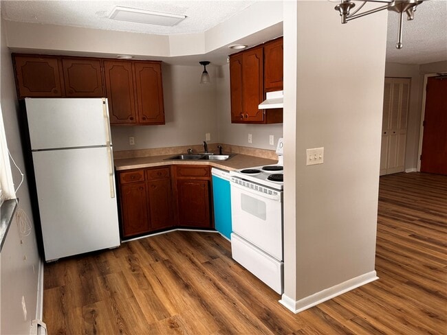 Building Photo - 809 East Ave