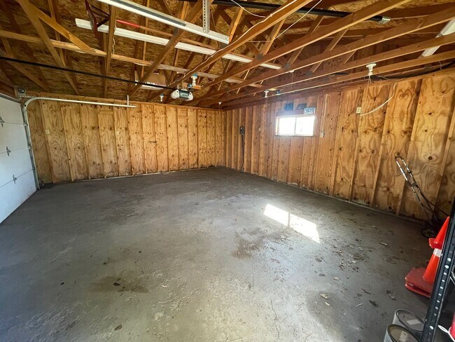 Building Photo - Incredible Lake Views-Spacious 6 Bedroom Home