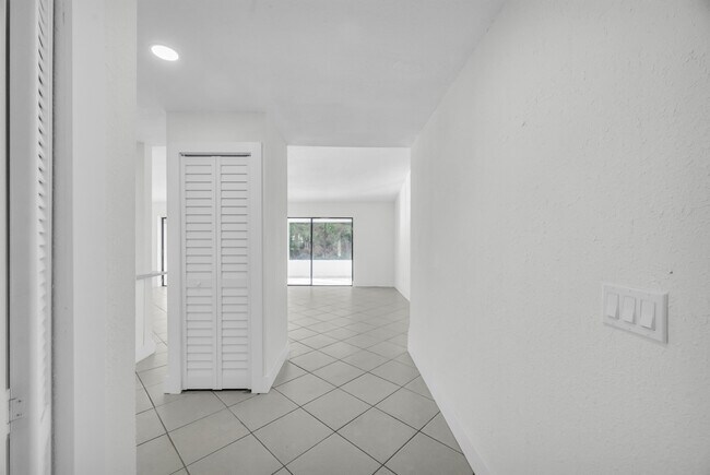 Building Photo - 2514 SE Alfonso Ave