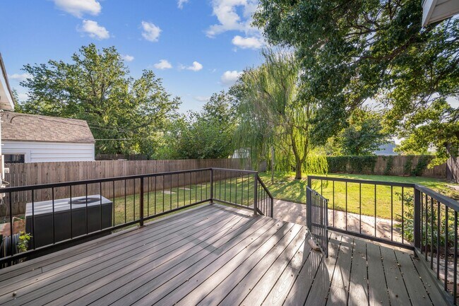 Building Photo - Adorable Home in the Heart of Midtown!