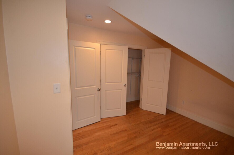 Building Photo - 27 Lothrop St