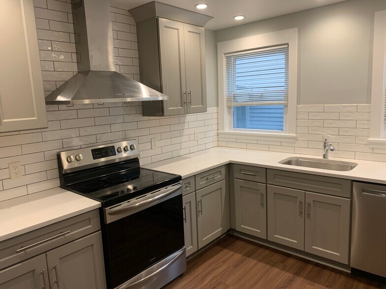 Building Photo - 152 Rosedale St