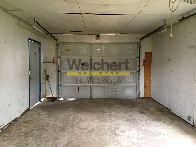 Building Photo - 3BR Home w/ Garage & Fenced Yard