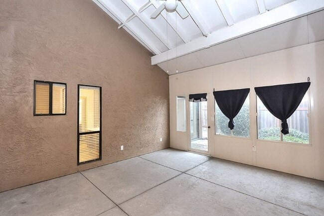 Building Photo - Beautiful corner halfplex available now for rent!