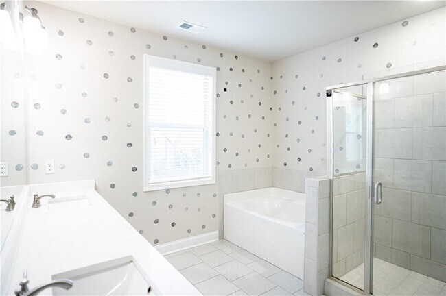 Building Photo - 2215 Manor Pointe Dr