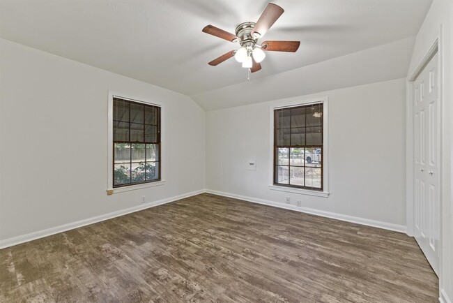 Building Photo - 400 N Elm St