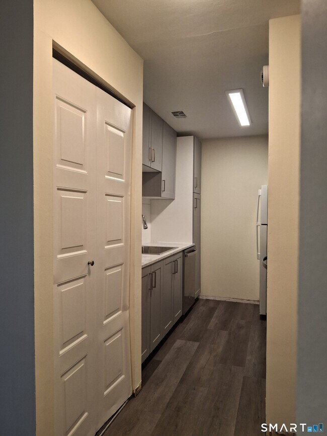 Building Photo - 393 Laurel Ave