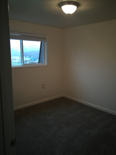 Building Photo - 620 Queen Ave SE