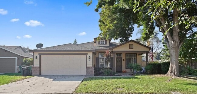 Primary Photo - Beautiful Single Story Home Ready To Be Ca...