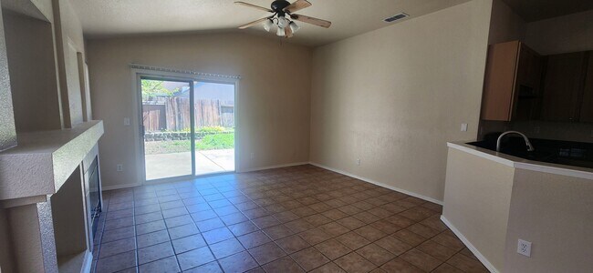 Building Photo - Beautiful 3 Bedroom 2 Bathroom Home in Elk...