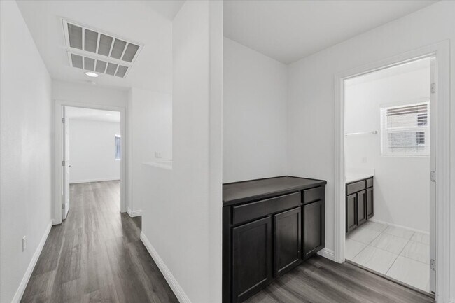 Building Photo - 752 Looking Bear Ct