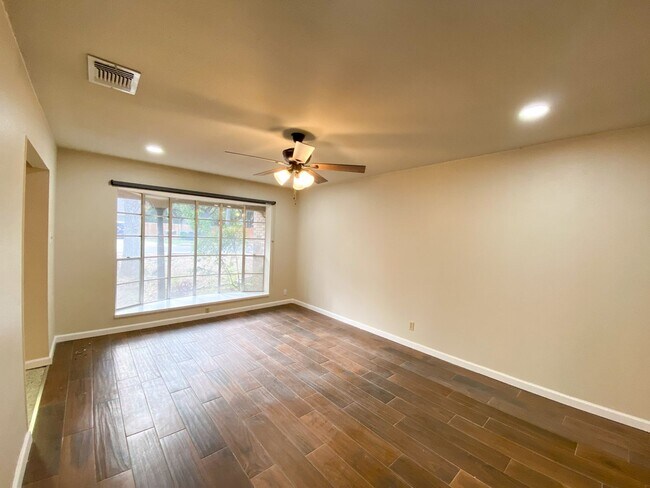 Building Photo - WHISPERING OAKS RARE FIND 3 BD/2 BA AVAILABLE APRIL 7TH!