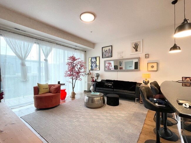 Building Photo - Luxury Condo Living in the Heart of Excelsior & Grand - Underground parking -Available NOW!