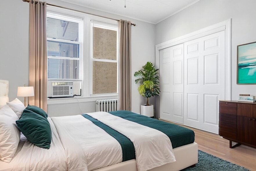 Building Photo - 128 Oak St