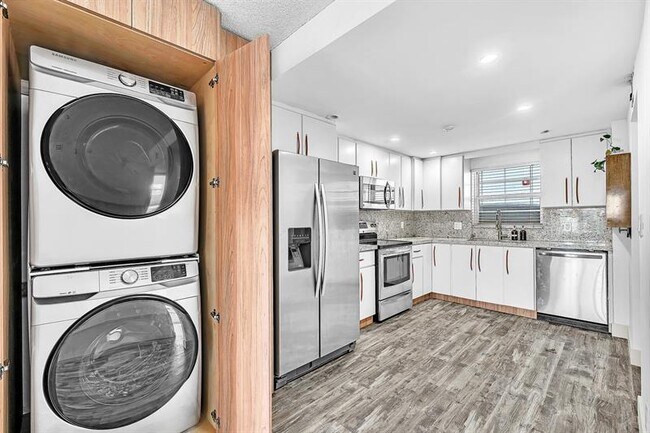 Building Photo - 3051 NE 48th St