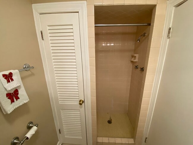 Building Photo - Kennedy Drive Retreat - 4 bedrm with bonus and billards room