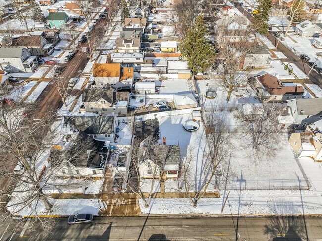 Building Photo - 552 Simms St