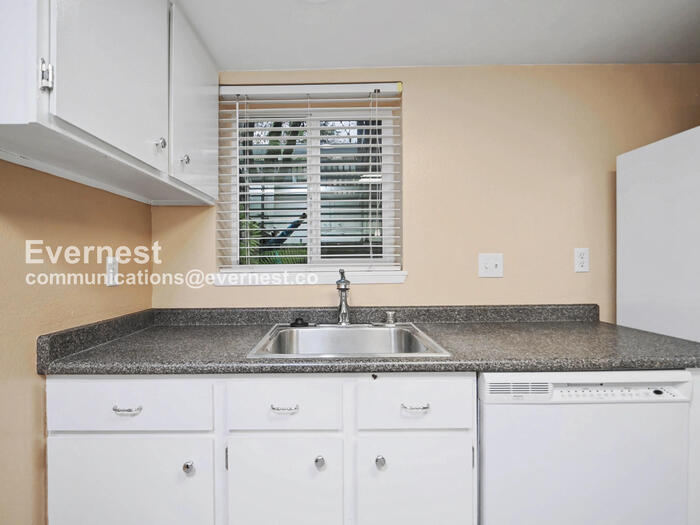 Building Photo - 9398 Redmond - Woodinville Rd NE