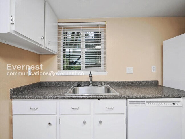 Building Photo - 9398 Redmond - Woodinville Rd NE