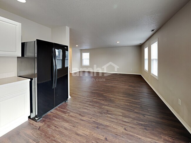 Building Photo - 6384 S White Cliff Ave