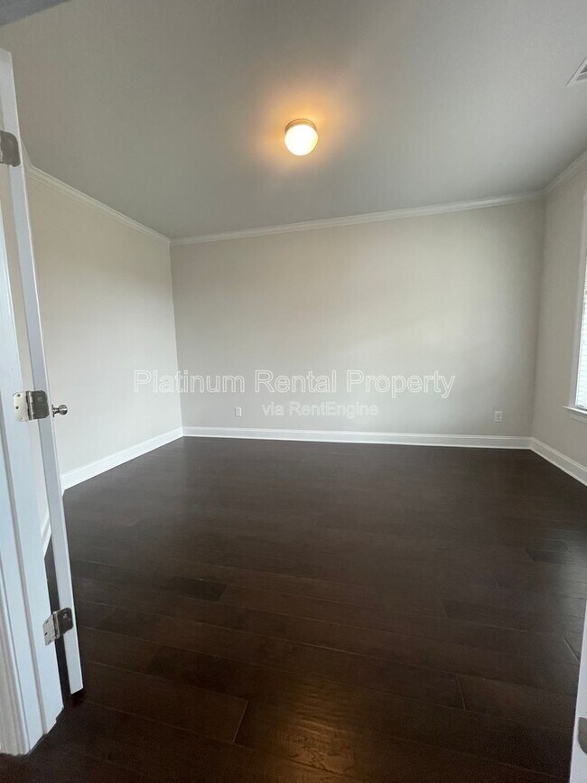 Building Photo - 1825 Dahlia Dr