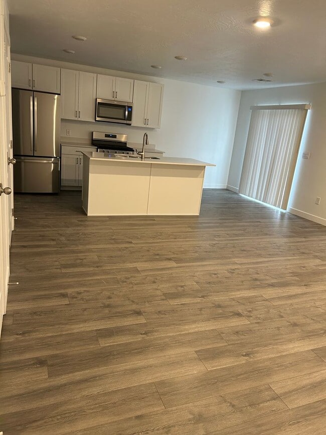 Building Photo - Charming Townhome
