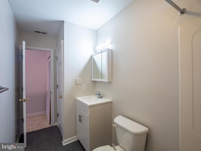 Building Photo - 424 E North Ave