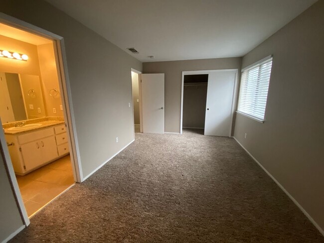 Building Photo - Updated 2 Bedroom Townhome